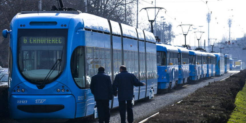 Zagreb, 110213.
Zbog kvara na eletricnom vodu ZET-a Avenijom Marina Drzica bio je obustavljen promet tramvajima. Putnici su se prevozili alterantivnim prijevozom, ZET-ovim autobusima.
Na fotografiji: Djelatnici ZET-a popravljaju elektricni vod.
Foto: Admi