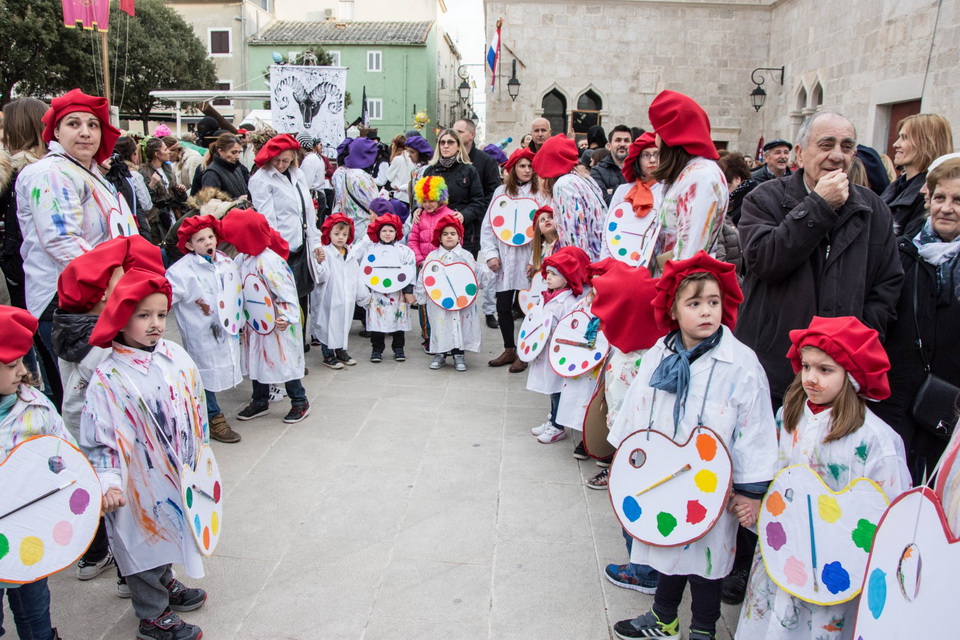 Paški zimski karneval 2017.- Maškarane skupine u karnevalskoj povorci Paški zimski karneval 2017.- Maškarane skupine u karnevalskoj povorci