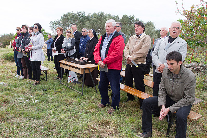 Misa na ostacima crkve na Petrini, foto: Leo Banić Misa na ostacima crkve na Petrini, foto: Leo Banić