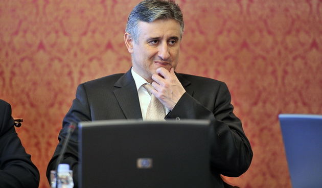 Zagreb, 150911.
Banski dvori, Markov trg.
Redovna sjednica Vlade Republike Hrvatske.
Na slici: ministar unutarnjih poslova Tomislav Karamarko na svojoj prvoj sjednici vlade kao clan HDZ-a.
Foto: Boris Kovacev / CROPIX