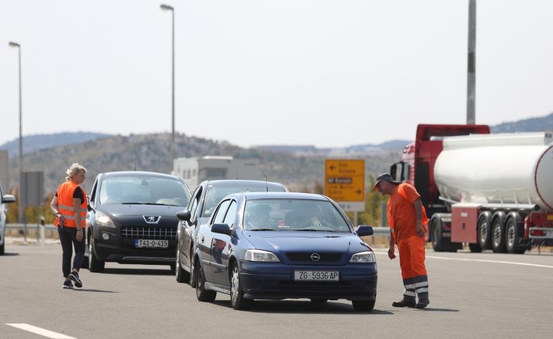 Zbog požara zatvorena autocesta A1 kod Pirovca: Neki vozači se okretali i vozili u suprotnom smjeru Zbog požara zatvorena autocesta A1 kod Pirovca: Neki vozači se okretali i vozili u suprotnom smjeru