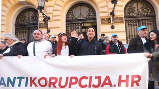 Ispred zgrade Županijskog suda održan skup podrške Stipi Petrini kojeg tuži sutkinja Maja Šupe Ispred zgrade Županijskog suda održan skup podrške Stipi Petrini kojeg tuži sutkinja Maja Šupe