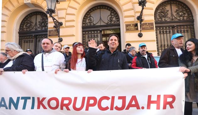 Ispred zgrade Županijskog suda održan skup podrške Stipi Petrini kojeg tuži sutkinja Maja Šupe