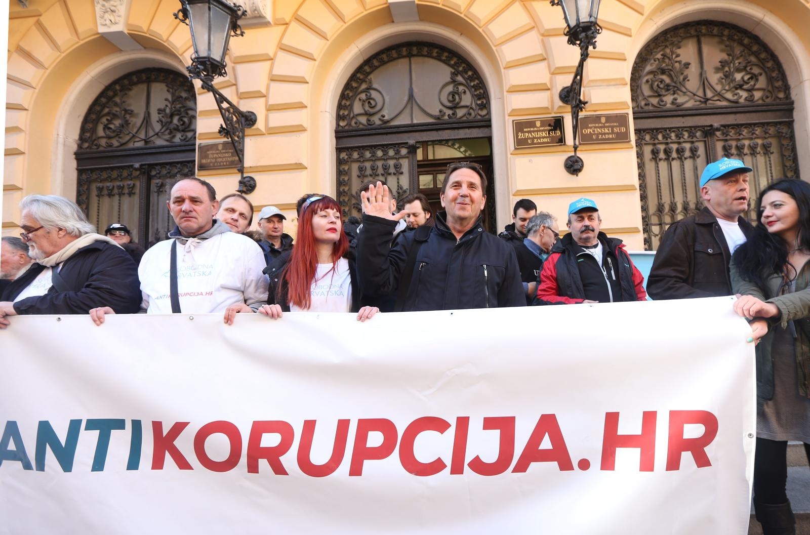 Ispred zgrade Županijskog suda održan skup podrške Stipi Petrini kojeg tuži sutkinja Maja Šupe Ispred zgrade Županijskog suda održan skup podrške Stipi Petrini kojeg tuži sutkinja Maja Šupe