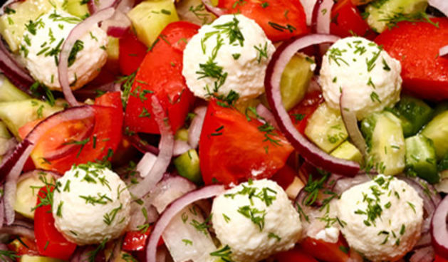 Salata; posni sir; rajcica; krastavci (Fitness.com.hr)