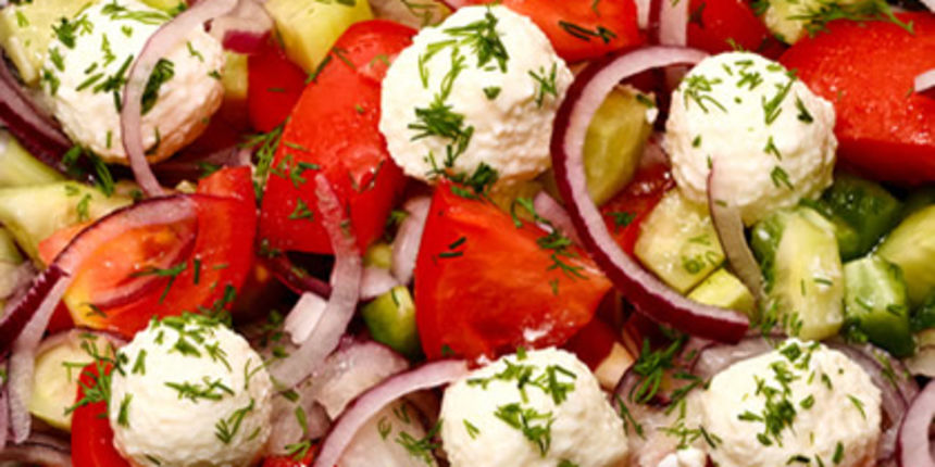 Salata; posni sir; rajcica; krastavci (Fitness.com.hr)