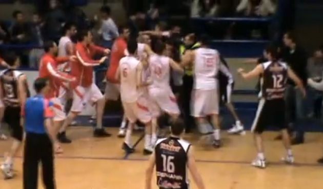 Tučnjava na košarkaškom terenu, Youtube screenshot