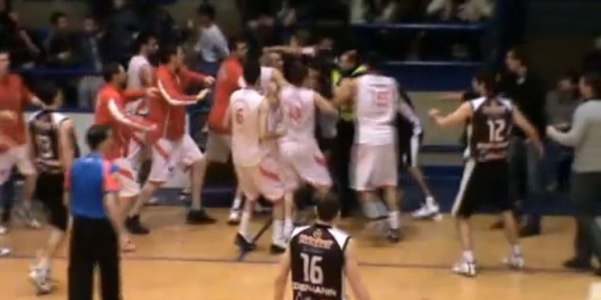 Tučnjava na košarkaškom terenu, Youtube screenshot Tučnjava na košarkaškom terenu, Youtube screenshot