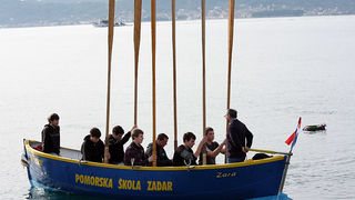 Polaganje vijenaca u more – pomorska skola