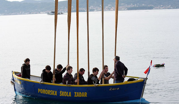 Polaganje vijenaca u more – pomorska skola