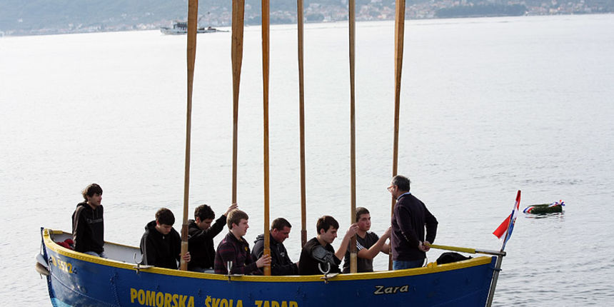 Polaganje vijenaca u more – pomorska skola Polaganje vijenaca u more – pomorska skola