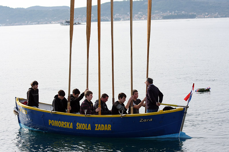 Polaganje vijenaca u more – pomorska skola