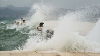 Lom valova na zadarskoj rivi 7. studenog 2014.  Foto: Marin Pitton