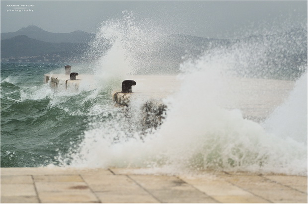 Lom valova na zadarskoj rivi 7. studenog 2014.  Foto: Marin Pitton