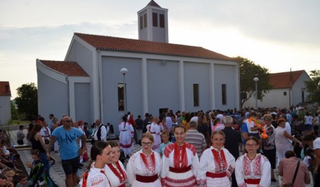 TINJ, 09.08.2015. Blagoslov crkve sv. Paskvalina i posveta oltara, crkveno-pucka festa….