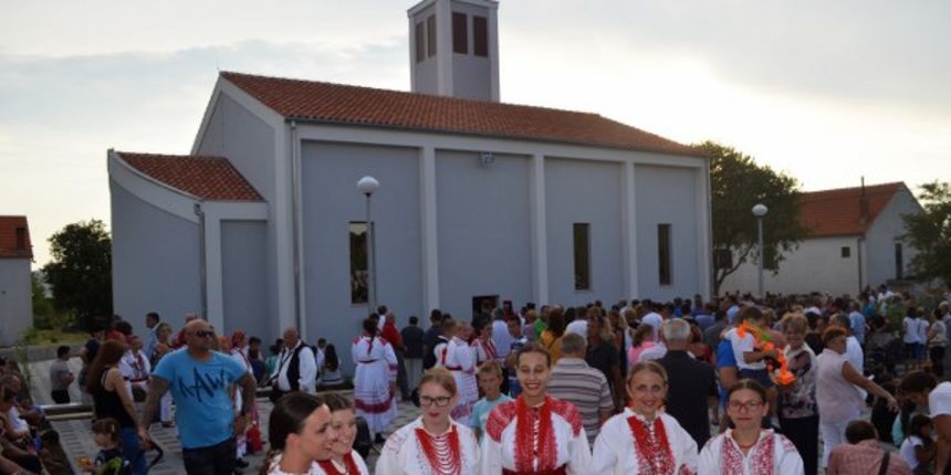 TINJ, 09.08.2015. Blagoslov crkve sv. Paskvalina i posveta oltara, crkveno-pucka festa….