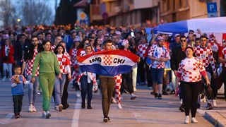 Rijeke navijača u Splitu pred početak utakmice Hrvatske i Walesa Rijeke navijača u Splitu pred početak utakmice Hrvatske i Walesa