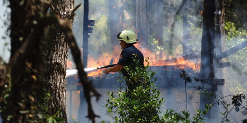Zadar, 230709.
Danas oko 12 sati u Parku Vruljica buknuo je pozar. Brzom intervencijom vatrogasaca sprijecena je veca steta.
Foto: Andrija Lucic / CROPIX