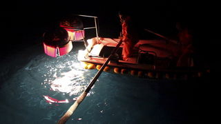 Zadar, 211009.
Brod Bruno tvrtke Dalmacija ribolov iz Zadra dva je dana lovio srdele  u akvatoriju Losinja i Dugog otoka.
Na fotografiji: Ante Cosic vesla na kaicu sa svicom i odvlaci ribu od glavnog broda.
Foto: Vladimir Ivanov / CROPIX