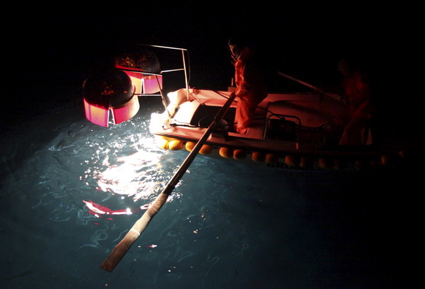 Zadar, 211009.
Brod Bruno tvrtke Dalmacija ribolov iz Zadra dva je dana lovio srdele  u akvatoriju Losinja i Dugog otoka.
Na fotografiji: Ante Cosic vesla na kaicu sa svicom i odvlaci ribu od glavnog broda.
Foto: Vladimir Ivanov / CROPIX