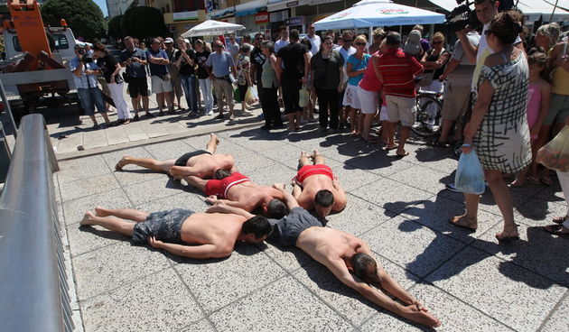 Zadar, 250611.
U organizaciji KUD Bleke i Koji sa zadarskog predjela Bokanjac odrzan je MIllenium Bungee Jumping.Tko je htio mogao je skakati bungee jump sa zadarskog mosta iako je visina mosta 4 metra.Takodjer je snimnjena milenijska fotografija  gde cla