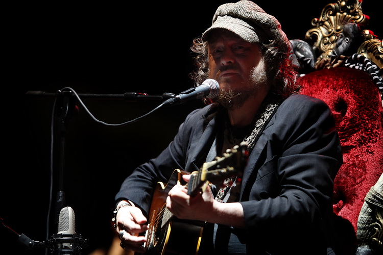 Pula, 180611.
Arena.
Zucchero se koncertom u Areni Puljanima predstavio u sklopu “Chocaback Tour 2011” turneje . Ovo mu je treci put da nastupa u Pulskoj Areni.
Na fotografiji: Zucchero.
Foto: Srecko Niketic / CROPIX Pula, 180611.
Arena.
Zucchero se koncertom u Areni Puljanima predstavio u sklopu “Chocaback Tour 2011” turneje . Ovo mu je treci put da nastupa u Pulskoj Areni.
Na fotografiji: Zucchero.
Foto: Srecko Niketic / CROPIX