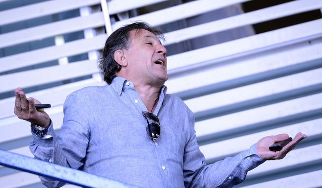 Zagreb, 240712.Press konferencija GNK Dinamo pred uzvratnu utakmicu kvalifikacija za Ligu prvaka izmedju Dinama i bugarskog Ludgoreca.Na fotografiji: Zdravko Mamic izvrsni predsjednik na ulazu u klub vrijedjao novinara Jutarnjeg lista.Foto: Drago Sopta