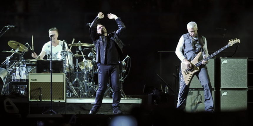 Zagreb, 090809.
Maksimirski stadion.
Koncert irske rock grupe U2 koja po prvi puta gostuje u Hrvatskoj na ovogodisnjoj turneji 360 tour.
Na slici: pjevac grupe Bono Vox, gitarist Edge, basist Adam Clayton i bubnjar Larry Mullen Jr.
Foto: Vjekoslav Skledar