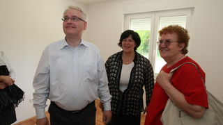 Zadar, 290610.
Hrvatski predsjednik Ivo Josipovic boravio je u Zadarskoj zupaniji i tom prilikom je posjetio neke od povratnickih obitelji u Islamu Grckom i Smiljcicu.
Na fotografiji: predsjednik obilazi stan Radojke Krajine koji je u sklopu zgrade koja Zadar, 290610.
Hrvatski predsjednik Ivo Josipovic boravio je u Zadarskoj zupaniji i tom prilikom je posjetio neke od povratnickih obitelji u Islamu Grckom i Smiljcicu.
Na fotografiji: predsjednik obilazi stan Radojke Krajine koji je u sklopu zgrade koja