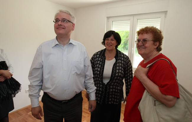 Zadar, 290610.
Hrvatski predsjednik Ivo Josipovic boravio je u Zadarskoj zupaniji i tom prilikom je posjetio neke od povratnickih obitelji u Islamu Grckom i Smiljcicu.
Na fotografiji: predsjednik obilazi stan Radojke Krajine koji je u sklopu zgrade koja Zadar, 290610.
Hrvatski predsjednik Ivo Josipovic boravio je u Zadarskoj zupaniji i tom prilikom je posjetio neke od povratnickih obitelji u Islamu Grckom i Smiljcicu.
Na fotografiji: predsjednik obilazi stan Radojke Krajine koji je u sklopu zgrade koja