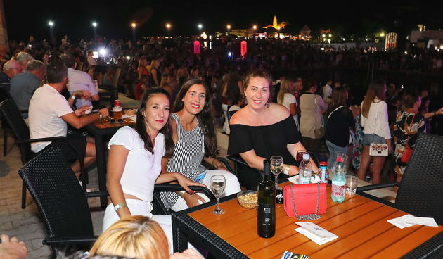 Čudesna Doris Dragović oduševila u Biogradu na Moru