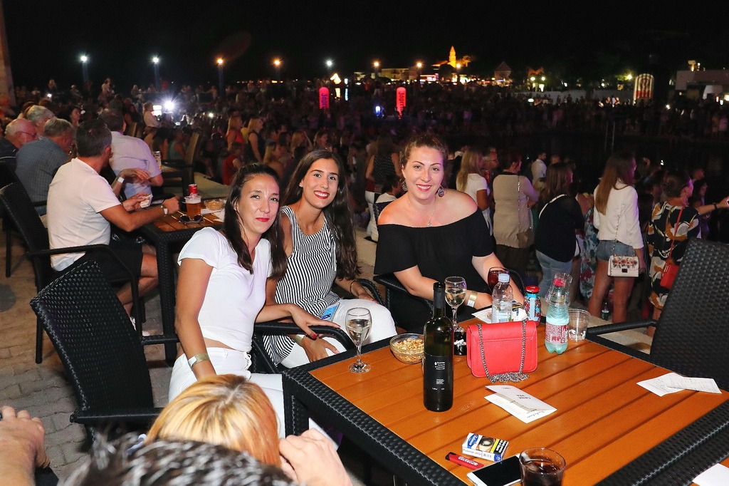 Čudesna Doris Dragović oduševila u Biogradu na Moru Čudesna Doris Dragović oduševila u Biogradu na Moru