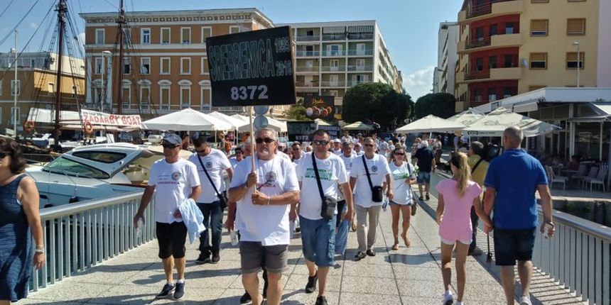 U spomen na žrtve Srebrenice u more su položene 22 bijele ruže