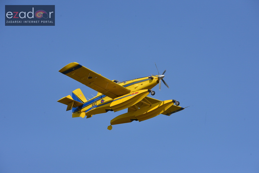 Zračne i kopnene vatrogasne snage u rekordnom roku lokalizirale požar između Dikla i Kožina