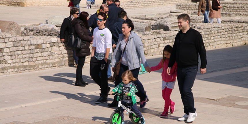 Cvjetnica 20. ožujka 2016: Nakon blagoslova maslinovih grančica, nadbisku Želimir Puljić predvodio je procesiju do katedrale sv. Stošije gdje je služio misno slavlje na kojem se pjevala Muka našeg Gospodina Cvjetnica 20. ožujka 2016: Nakon blagoslova maslinovih grančica, nadbisku Želimir Puljić predvodio je procesiju do katedrale sv. Stošije gdje je služio misno slavlje na kojem se pjevala Muka našeg Gospodina
