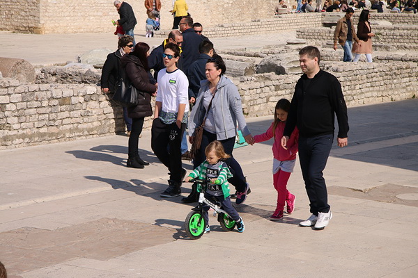 Cvjetnica 20. ožujka 2016: Nakon blagoslova maslinovih grančica, nadbisku Želimir Puljić predvodio je procesiju do katedrale sv. Stošije gdje je služio misno slavlje na kojem se pjevala Muka našeg Gospodina Cvjetnica 20. ožujka 2016: Nakon blagoslova maslinovih grančica, nadbisku Želimir Puljić predvodio je procesiju do katedrale sv. Stošije gdje je služio misno slavlje na kojem se pjevala Muka našeg Gospodina