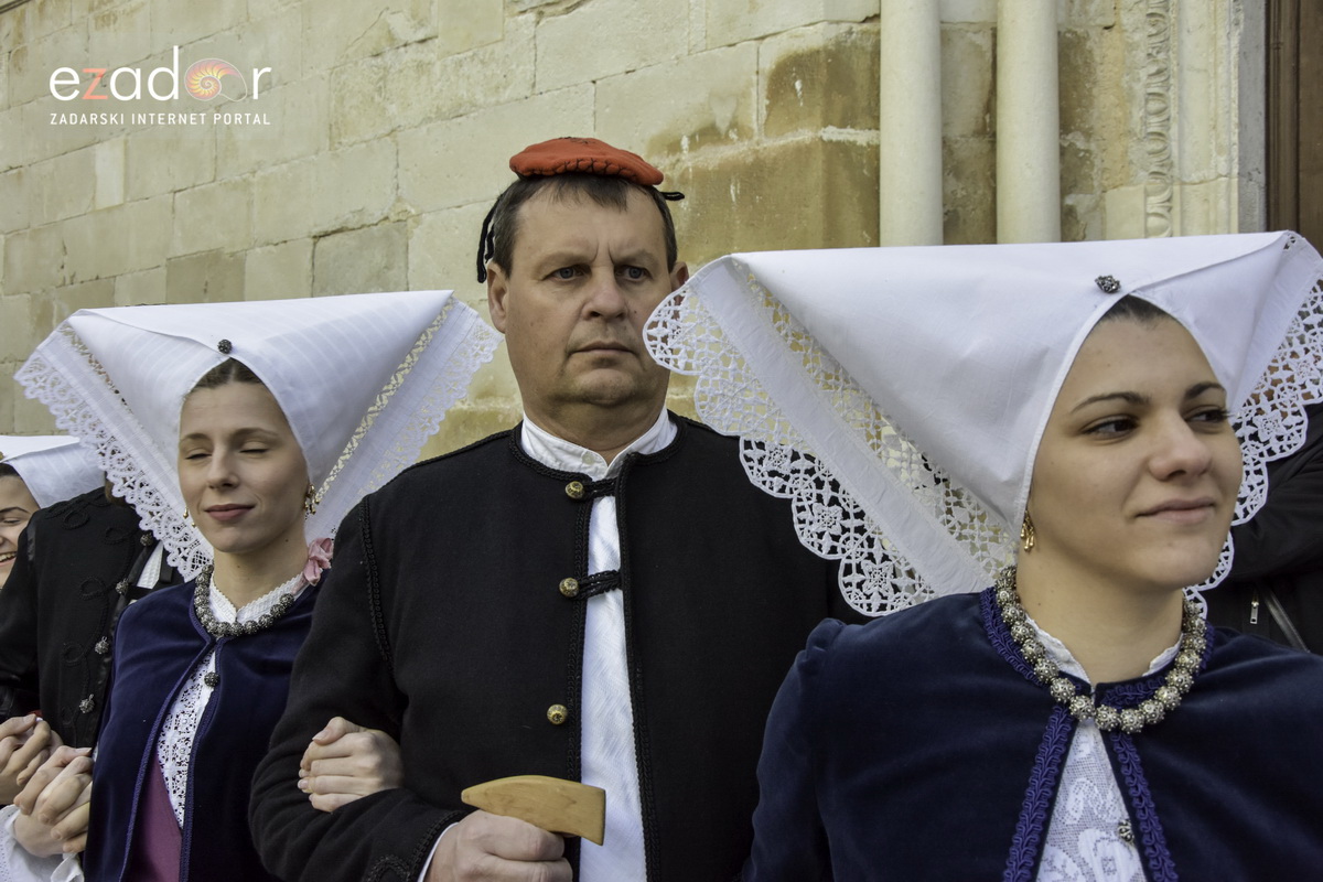 Paški zimski karneval 2018: Karnevalska povorka prošla ulicama grada do Pijace