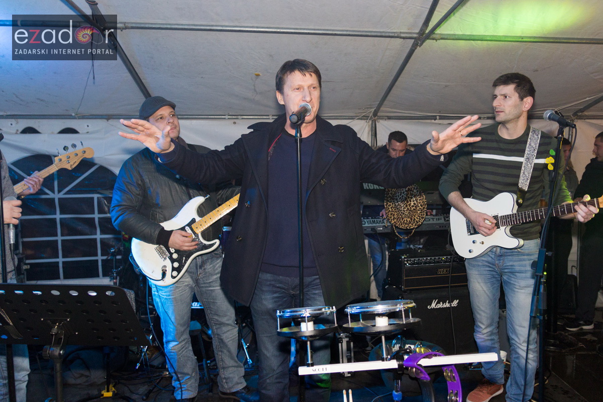 Humanitarni koncert “ZaDar Anđeli” održan je pod šatorom u u dvorištu Gimnazije Jurja Barakovića u Perivoju Vladimira Nazora