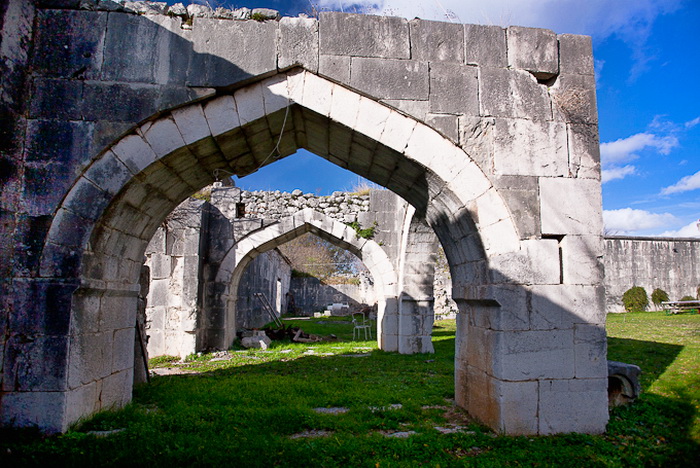 Vrana: Maskovica han, Foto: Leo Banic Vrana: Maskovica han, Foto: Leo Banic