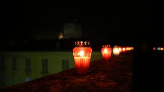 U znak sjećanja na stradanje Škabrnje i Vukovara učenici zadarske Pomorske škole zapalili su lampione na kruni Kopnenih vrata te na djelu bedema iznad lučice Foše.  Photo: Filip Brala/PIXSELL