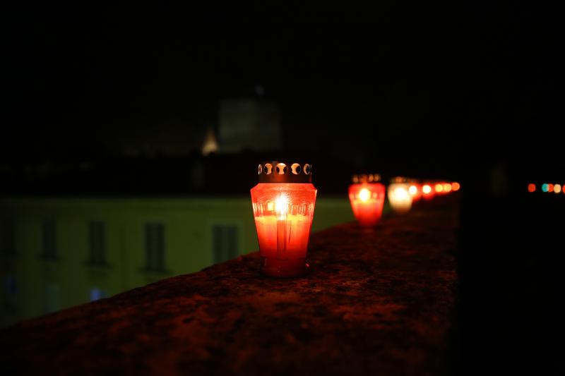 U znak sjećanja na stradanje Škabrnje i Vukovara učenici zadarske Pomorske škole zapalili su lampione na kruni Kopnenih vrata te na djelu bedema iznad lučice Foše.  Photo: Filip Brala/PIXSELL