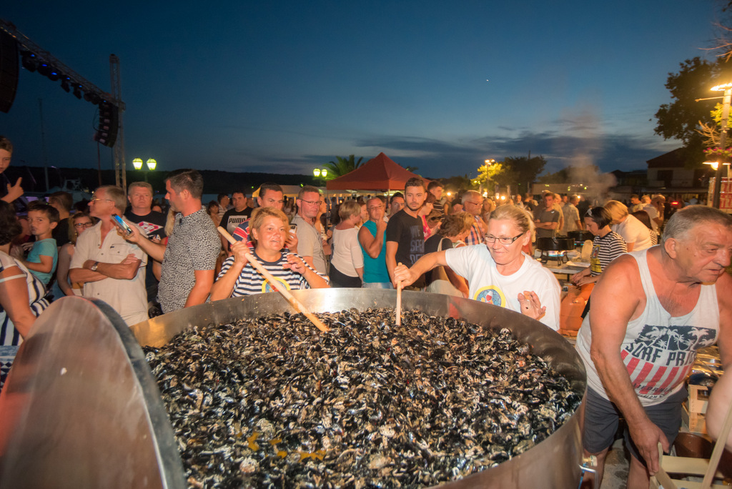 U Posedarju održana 2. “Fešta od ribe i vina” U Posedarju održana 2. “Fešta od ribe i vina”