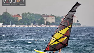 Guštanje surfera u jakom jugu Guštanje surfera u jakom jugu