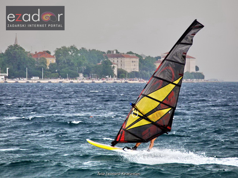 Guštanje surfera u jakom jugu Guštanje surfera u jakom jugu