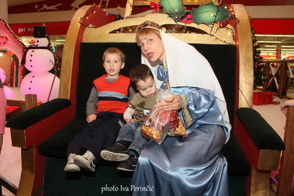 Sv. Luce razveselila mališane u Supernova centru, Foto: Iva Perinčić Sv. Luce razveselila mališane u Supernova centru, Foto: Iva Perinčić