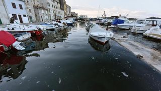 Sibenik – Zbog velike plime u gradu poplavio dio rive u starom dijelu grada Dolcu. Photo: Hrvoje Jelavic/PIXSELL