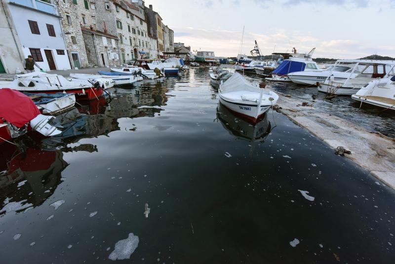 Sibenik – Zbog velike plime u gradu poplavio dio rive u starom dijelu grada Dolcu. Photo: Hrvoje Jelavic/PIXSELL