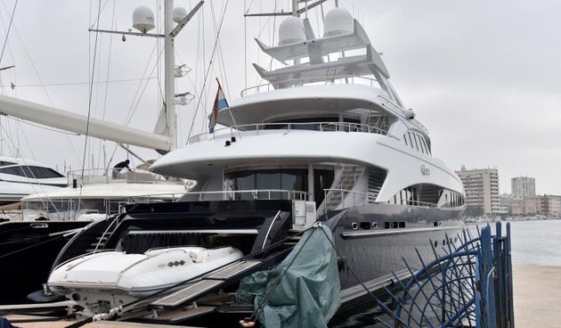 Eksplodirao akumulator nakon čega je izbio požarna jahti Agram u marini Tankerkomerc. Foto: Dino Stanin/PIXSELL