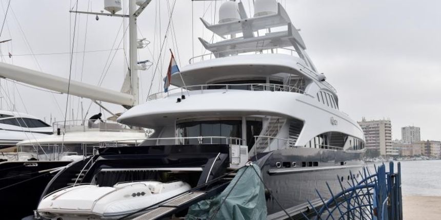 Eksplodirao akumulator nakon čega je izbio požarna jahti Agram u marini Tankerkomerc. Foto: Dino Stanin/PIXSELL Eksplodirao akumulator nakon čega je izbio požarna jahti Agram u marini Tankerkomerc. Foto: Dino Stanin/PIXSELL