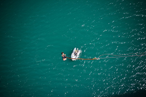 Mario Možnik i njegovi kolege sportaši otvorili su sezonu Bungee Jumpinga sa starog Masleničkom mosta